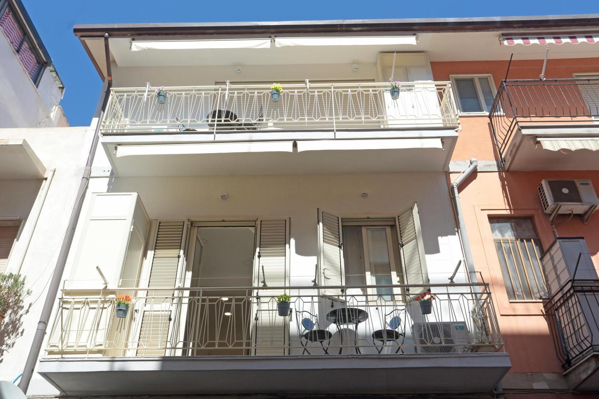 Theos Holidays Apartments Giardini Naxos Exterior photo